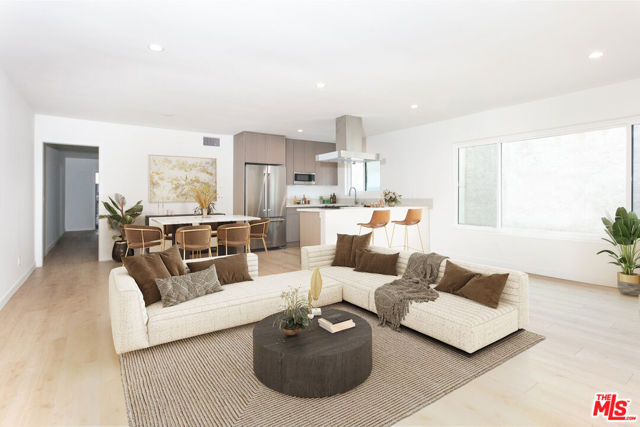 955 N Croft Avenue, Los Angeles CA: https://media.crmls.org/mediaz/6ecf2790-7fd2-42a1-bd38-432b3d44783c.jpg
