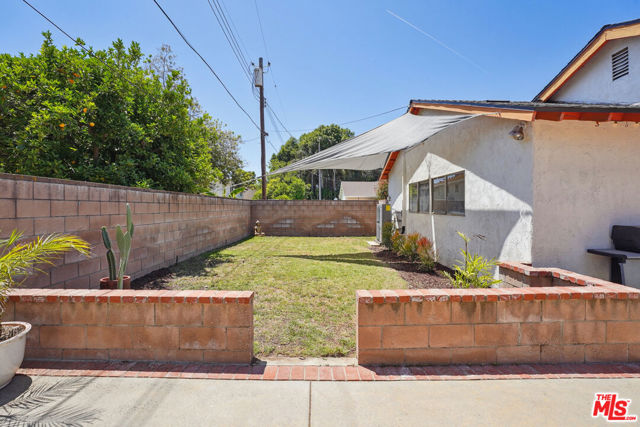 19730 Hatton Street, Winnetka CA: https://media.crmls.org/mediaz/6ecf43d8-8f29-490c-bb81-5fb78ff837eb.jpg