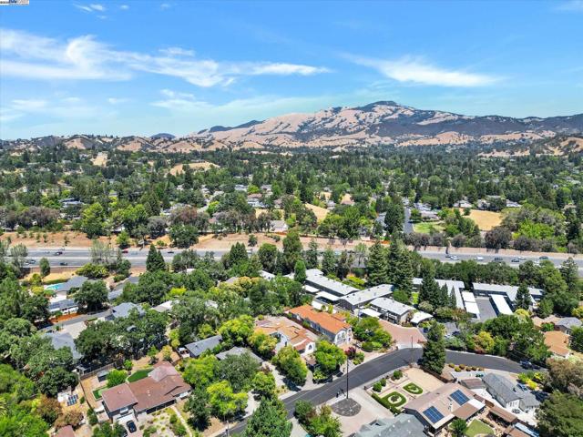 366 Ilo Ln, Danville CA: https://media.crmls.org/mediaz/6ed051f5-0e98-4c40-8020-f7afaad64fb6.jpg