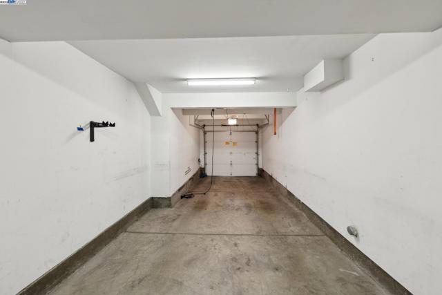 303 Bowsman Ct, Oakland CA: https://media.crmls.org/mediaz/6ed07073-1089-4c26-b42f-8aae6359c577.jpg