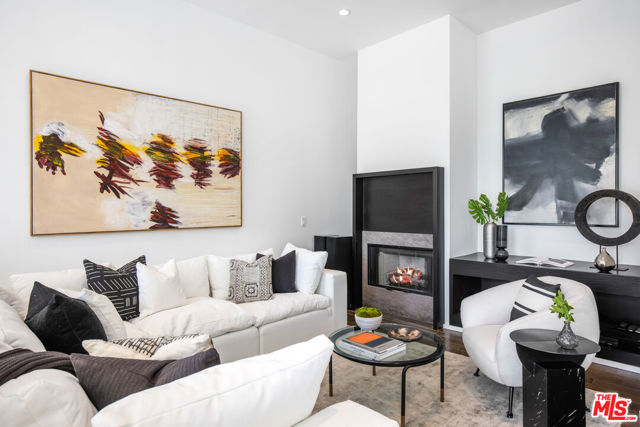 1642 Lindacrest Drive, Beverly Hills CA: https://media.crmls.org/mediaz/6ed09020-2405-4901-8a50-ad57dae1b07e.jpg