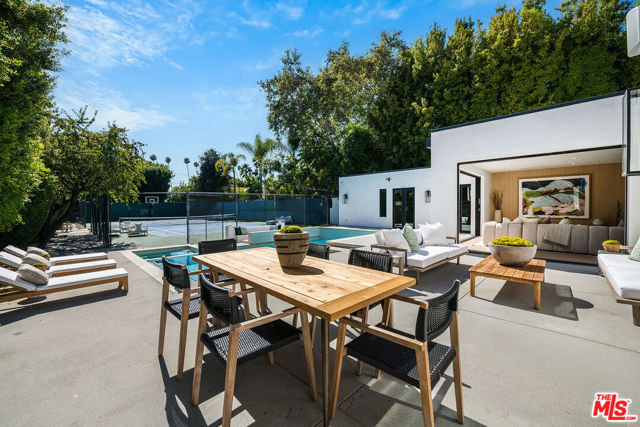 707 N Crescent Drive, Beverly Hills CA: https://media.crmls.org/mediaz/6ed0d8f3-9f99-46cf-bf16-a06d292f8796.jpg