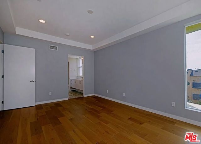 1246 1/2 Gordon Street, Los Angeles CA: https://media.crmls.org/mediaz/6ed11887-e773-4934-aecf-a549e3305999.jpg