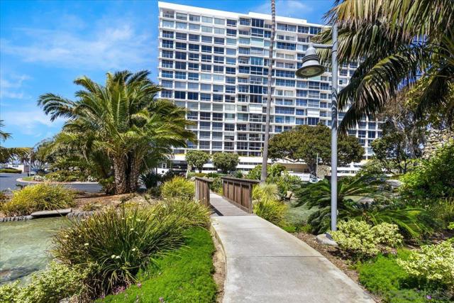1820 Avenida Del Mundo, Coronado CA: https://media.crmls.org/mediaz/6ed1946a-c560-4023-b20a-993fa28f9ff9.jpg