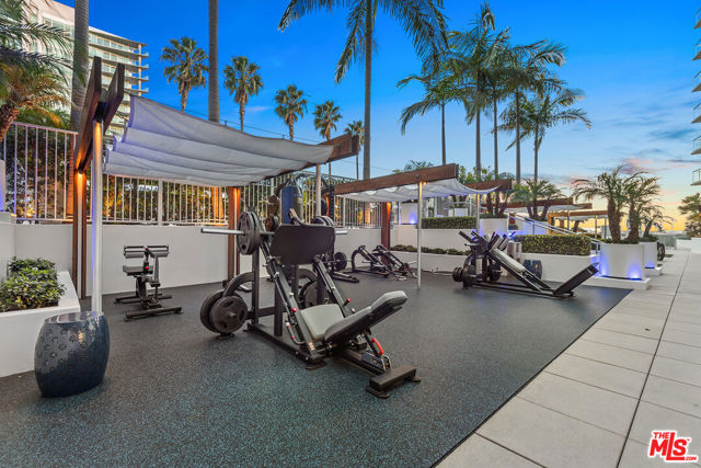 13700 Marina Pointe Drive, Marina del Rey CA: https://media.crmls.org/mediaz/6ed1fe15-144a-4742-ae14-810cbd83a29c.jpg