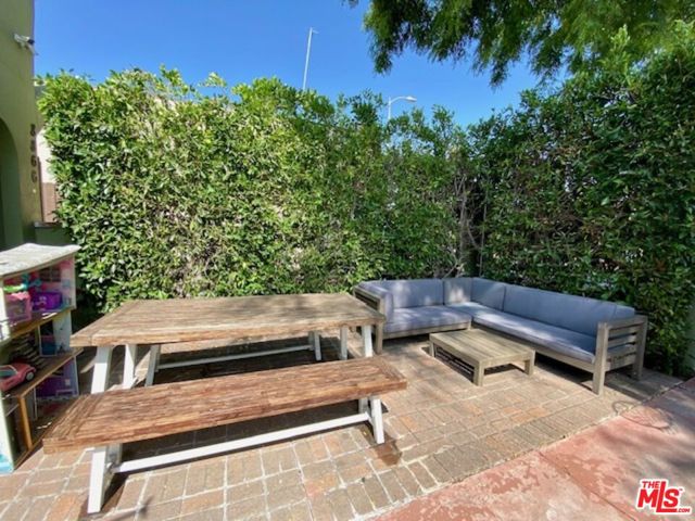 8866 Cadillac Avenue, Los Angeles CA: https://media.crmls.org/mediaz/6ed22d5f-dc25-4ce0-b970-1459acf48926.jpg