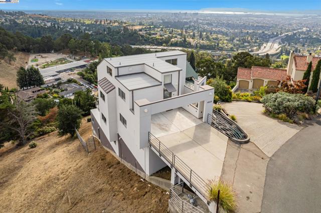 1522 Grand View Drive, Berkeley CA: https://media.crmls.org/mediaz/6ed2d86b-e386-4fcc-8695-9ff3f0750f56.jpg