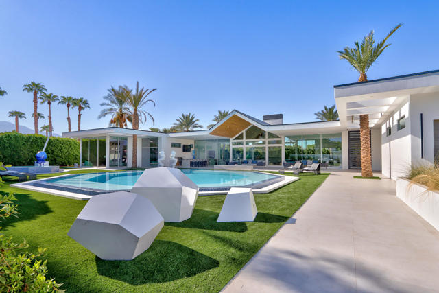 1 Makena Lane, Rancho Mirage CA: https://media.crmls.org/mediaz/6ed3053d-d47b-499e-b9a4-a93835da2076.jpg