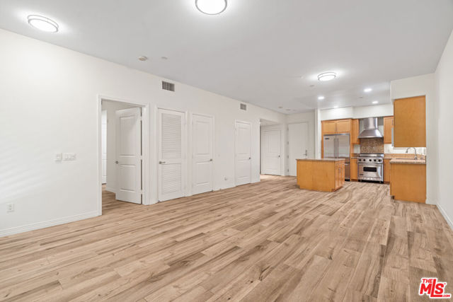 4050 Glencoe Avenue, Marina del Rey CA: https://media.crmls.org/mediaz/6ed38702-bc79-416d-bcff-9e12415426ee.jpg