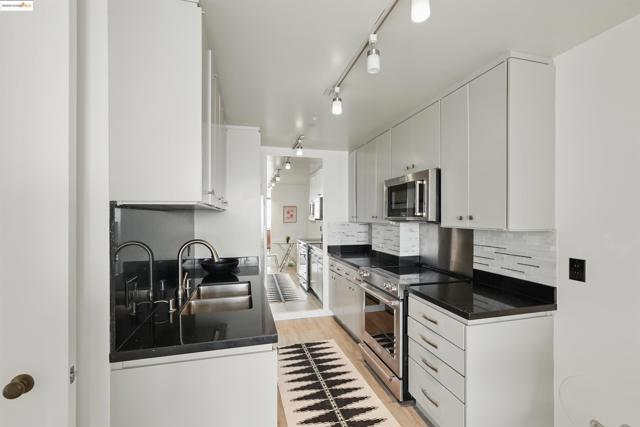 565 Bellevue Ave, Oakland CA: https://media.crmls.org/mediaz/6ed38c76-8553-461b-b4ea-a65cc19d73dc.jpg