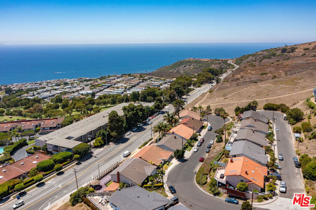 2223 Mcrae Drive, San Pedro CA: https://media.crmls.org/mediaz/6ed3b469-1068-4d27-83f2-4c34c86f733f.jpg