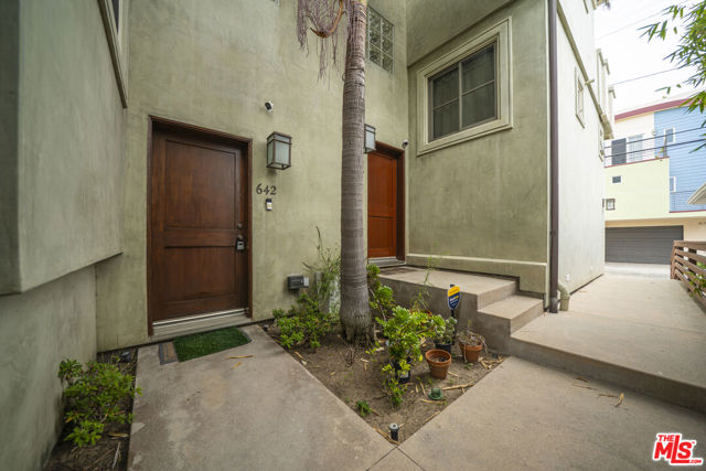 642 Hermosa Avenue, Hermosa Beach CA: https://media.crmls.org/mediaz/6ed3d7ae-57d4-431e-b18f-958f6018f16c.jpg