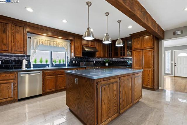 1672 Crescent Avenue, Castro Valley CA: https://media.crmls.org/mediaz/6ed45357-e337-43bd-977a-e373e46fb4c9.jpg