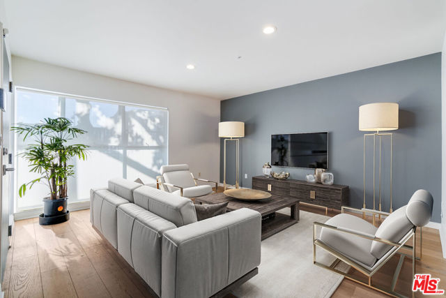 1617 Broadway, Santa Monica CA: https://media.crmls.org/mediaz/6ed4b515-f532-4fe7-96d4-8e1870ff1531.jpg