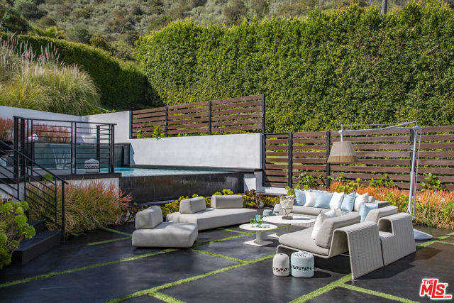 9852 San Circle, Beverly Hills CA: https://media.crmls.org/mediaz/6ed4ce66-7062-4ae0-81b9-dd7ea242e6df.jpg