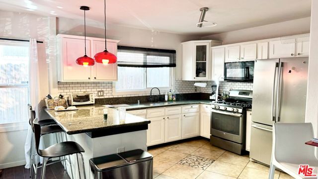 800 N Hobart Boulevard, Los Angeles CA: https://media.crmls.org/mediaz/6ed580ff-b099-4e34-9c76-80326397f5cb.jpg