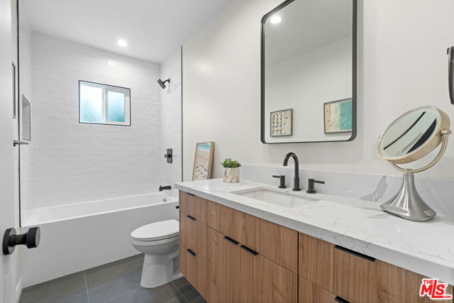 705 6th Avenue, Venice CA: https://media.crmls.org/mediaz/6ed699d9-83dd-4675-85f2-fd85da101fca.jpg