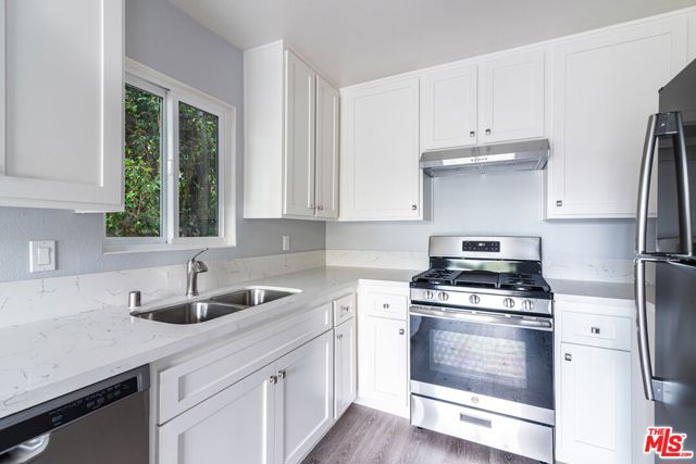 3763 S Bentley Avenue, Los Angeles CA: https://media.crmls.org/mediaz/6ed86639-0211-4917-ac9d-4943cdb1526c.jpg