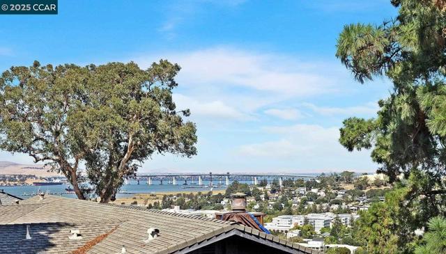 1301 Thomas Dr, Martinez CA: https://media.crmls.org/mediaz/6ed9e97c-06bc-426a-80e5-e0536ab10d36.jpg