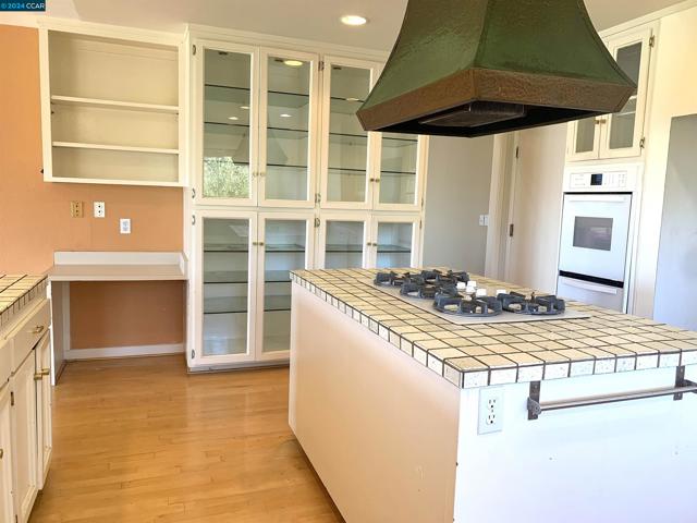 29 Anton Way, Novato CA: https://media.crmls.org/mediaz/6eda37be-43d0-4cc4-b0d8-5928067be995.jpg