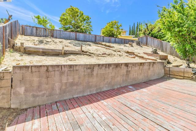 1290 Canterbury, Hercules CA: https://media.crmls.org/mediaz/6eda69a9-a2eb-438b-990c-26add7c1d6e9.jpg