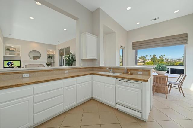 81100 Legends Way, La Quinta CA: https://media.crmls.org/mediaz/6edab2a1-5d4a-474f-9f6f-74d7690af594.jpg