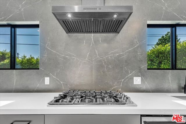 5456 Hazeltine Avenue, Sherman Oaks CA: https://media.crmls.org/mediaz/6edafb1a-90ba-4108-934f-f43a7947bc81.jpg