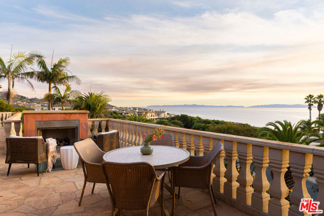 93 Laurel Drive, Rancho Palos Verdes CA: https://media.crmls.org/mediaz/6edb5096-7eba-4d03-abc5-d625814276f0.jpg