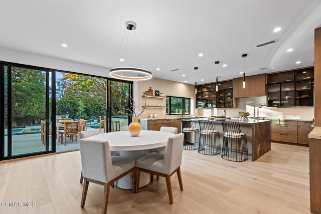 4199 Woodlane Court, Westlake Village CA: https://media.crmls.org/mediaz/6edbf781-b8c9-4a54-98be-42d7d92d2127.jpg