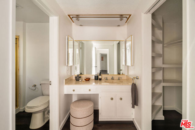 11752 Bellagio Road, Los Angeles CA: https://media.crmls.org/mediaz/6edc1173-0558-45e8-a824-199567fea662.jpg
