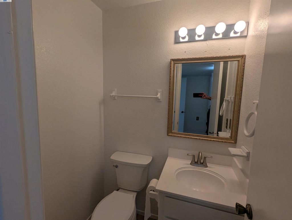https://media.crmls.org/mediaz/6edc8978-05ca-43f7-9a7a-e8073ab78b75.jpg?preset=X-Large