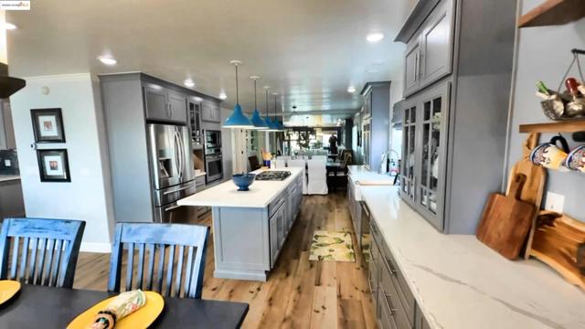 4911 Cabrillo Pt, Discovery Bay CA: https://media.crmls.org/mediaz/6edcf8d7-61cb-4ade-9e65-4682e9753434.jpg