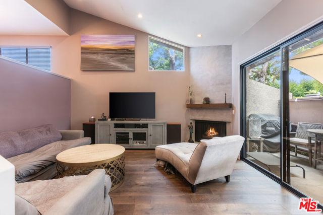 15161 Magnolia Boulevard, Sherman Oaks CA: https://media.crmls.org/mediaz/6ede0767-dbd2-45ef-9a48-fd69fbf8d872.jpg