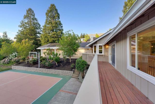 9 Irvine Drive, Moraga CA: https://media.crmls.org/mediaz/6ede5f3b-db96-4769-9d67-891fd4dee503.jpg