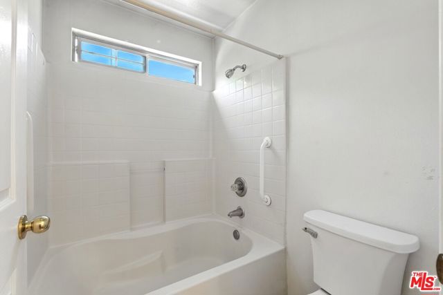 4044 Rosemead Boulevard, Pico Rivera CA: https://media.crmls.org/mediaz/6edecdda-cc00-4935-8146-8a1949793f02.jpg