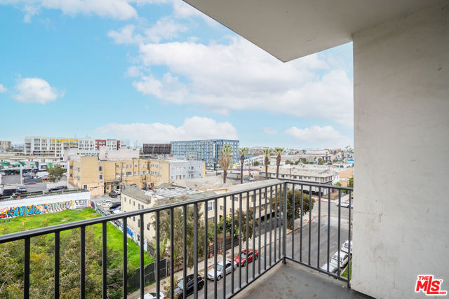 733 S Manhattan Place, Los Angeles CA: https://media.crmls.org/mediaz/6edf329d-6f74-4f68-8b41-15652727b3f2.jpg
