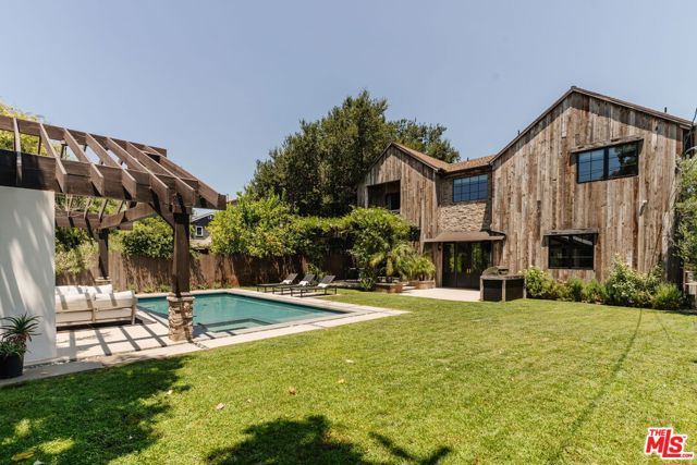 11734 Huston Street, Valley Village CA: https://media.crmls.org/mediaz/6ee06c40-3192-4636-b4f8-6153c186e12e.jpg