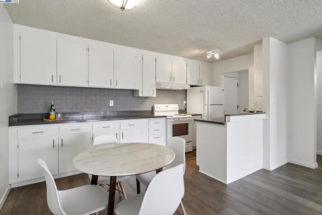 950 Shorepoint Ct, Alameda CA: https://media.crmls.org/mediaz/6ee09587-8e71-4b8e-bbec-a94e4de627b6.jpg