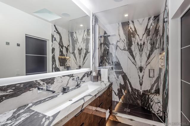 5560 Moonlight Lane, La Jolla CA: https://media.crmls.org/mediaz/6ee0de1e-fa0b-4a7b-b65d-2917b8aca960.jpg