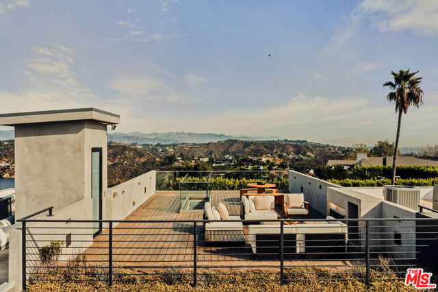 1632 Stradella Road, Los Angeles CA: https://media.crmls.org/mediaz/6ee12950-d939-47e9-bc2a-aa04da4eaa20.jpg