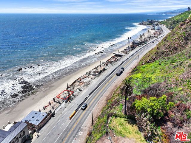 20802 Pacific Coast Highway, Malibu CA: https://media.crmls.org/mediaz/6ee22ccb-93d4-4d9f-b0f8-60f92933a40f.jpg