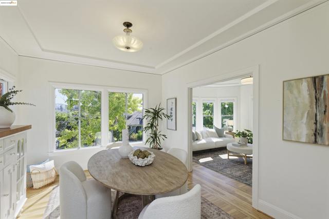 3945 Randolph Ave, Oakland CA: https://media.crmls.org/mediaz/6ee2348a-7658-4c83-b602-466a62229ff5.jpg