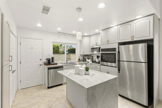 Detail Gallery Image 5 of 26 For 204 Cerco Rosado, San Marcos,  CA 92069 - 2 Beds | 2 Baths