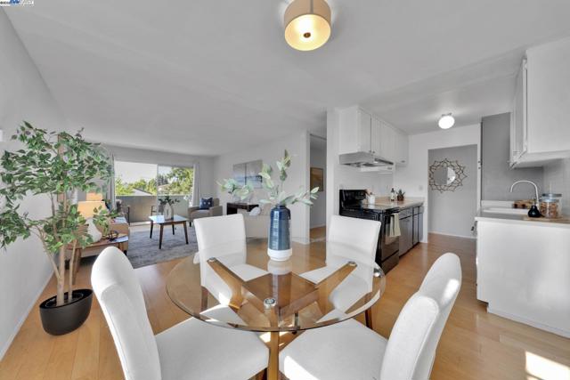 415 Cornell Ave, Albany CA: https://media.crmls.org/mediaz/6ee2c711-10fc-4b0a-975e-d1fe3ca6e61d.jpg
