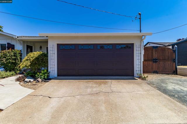 1349 Montana Dr, Concord CA: https://media.crmls.org/mediaz/6ee3801d-85e8-4950-93ea-5f4b8215684b.jpg