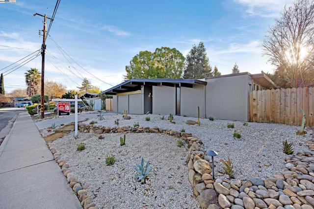 4004 Salem St, Concord CA: https://media.crmls.org/mediaz/6ee3893e-d18d-4743-b5ff-167f5e13fe32.jpg