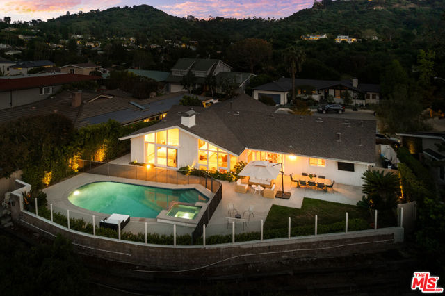 11671 Dona Alicia Place, Studio City CA: https://media.crmls.org/mediaz/6ee4a036-03c0-4cdd-a135-22f783b8e241.jpg