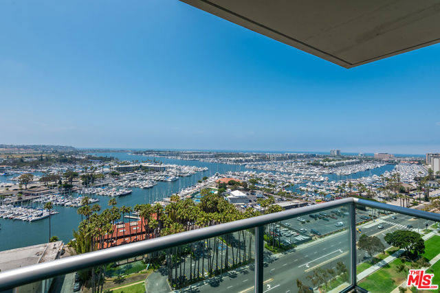 13600 MARINA POINTE Drive, Marina del Rey CA: https://media.crmls.org/mediaz/6ee50b25-1226-4a3c-83ac-6b33fc13bbec.jpg