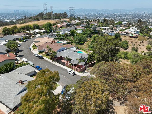 4260 S Cloverdale Avenue, Los Angeles CA: https://media.crmls.org/mediaz/6ee61839-9c9f-490c-9198-c9e1c752eda4.jpg