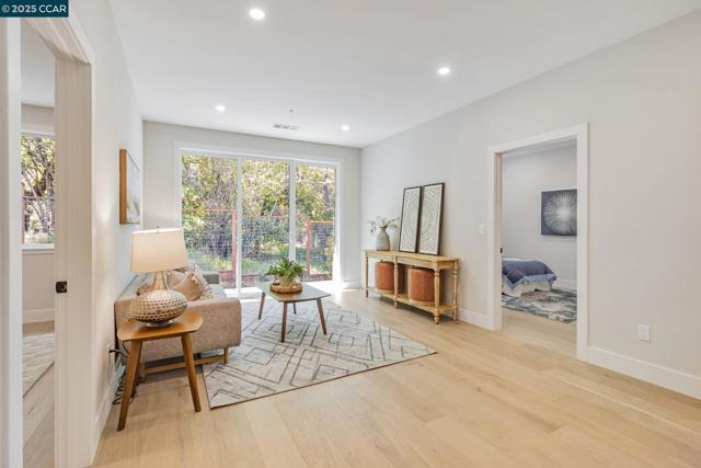 945 Yorkshire Ct, Lafayette CA: https://media.crmls.org/mediaz/6ee6a5d4-a28f-4d40-bfe5-fee60125c9e9.jpg